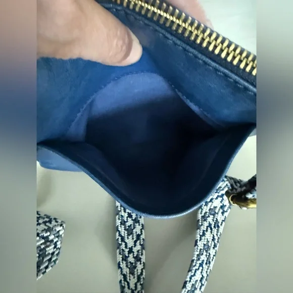 Fossil blue genuine leather crossbody bag with adjustable strap. Multi pocket - Picture 7 of 15